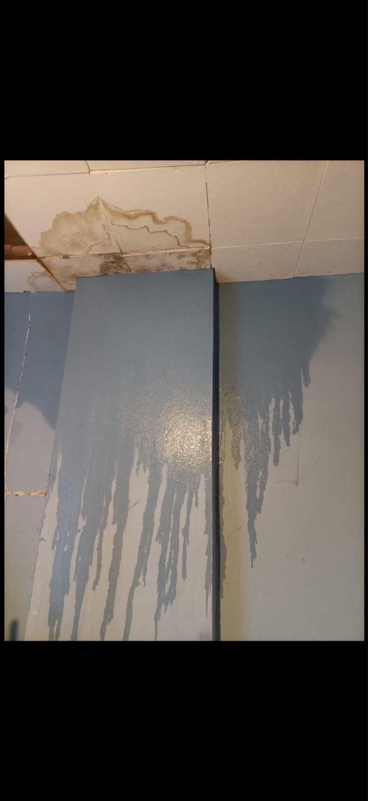 Waterschade aan een plafond en muur